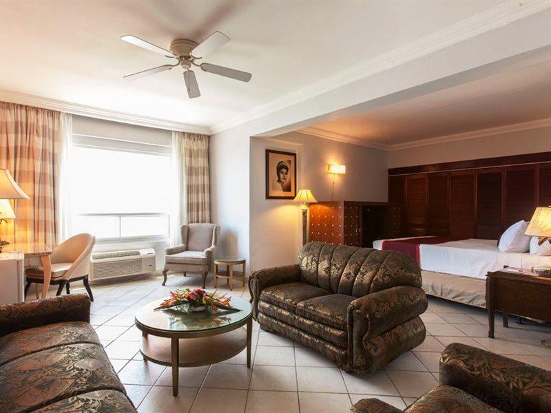 Ramada By Wyndham Princess Belize City Exterior foto